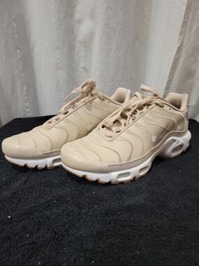 Nike Women’s Beige/Tan Sneakers